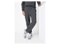 Pantalon de jogging gris et baskets New Balance.