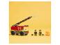 Camion de pompiers et figurines LEGO avec accessoires sur fond jaune.