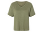 Un t-shirt vert à col en V.