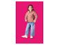 Fille souriante en doudoune rose, jean large et baskets blanches.