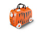 Une valise orange à imprimé tigre sur roulettes