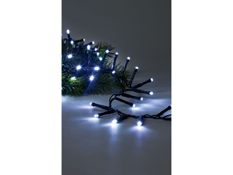 Guirlande lumineuse de Noël avec ampoules LED blanches et aiguilles de pin vertes.