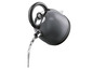 Une bouilloire grise Silvercrest versant de l'eau.