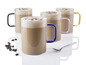 Quatre tasses en verre avec du cappuccino et des poignées de couleur.