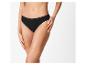 Une femme portant un slip de bikini noir, les mains posées sur ses cuisses.