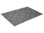 Un tapis gris avec un motif en losanges.