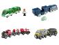 Ensemble de trains jouets avec locomotives, wagons et une figurine.