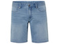 Un short en jean bleu.
