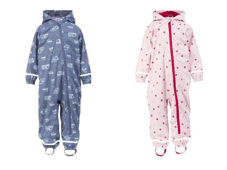 Deux combinaisons de pluie pour enfants : une bleue avec véhicules, une rose avec cœurs.