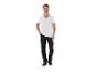 Homme en T-shirt blanc et pantalon de travail noir