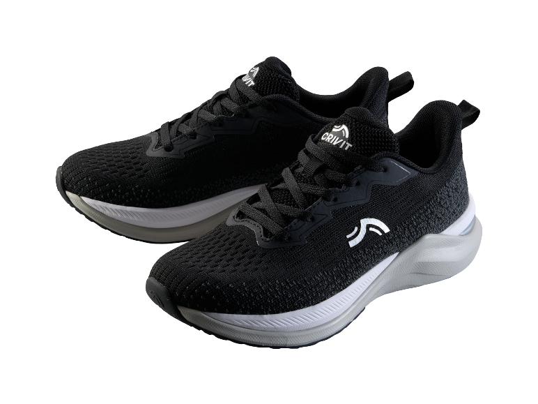 Une paire de chaussures de sport noires avec des semelles blanches et grises.