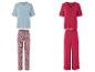 Deux ensembles de pyjamas pour femmes : l'un avec un haut bleu et un pantalon à imprimé paisley, l'autre avec un haut rouge et un pantalon uni rouge avec de la dentelle.