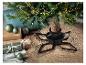 Un support pour sapin de Noël avec un sapin de Noël, des cadeaux et des décorations.
