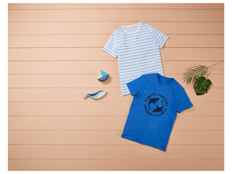 Deux t-shirts bleus à rayures et à l'effigie d'un requin.