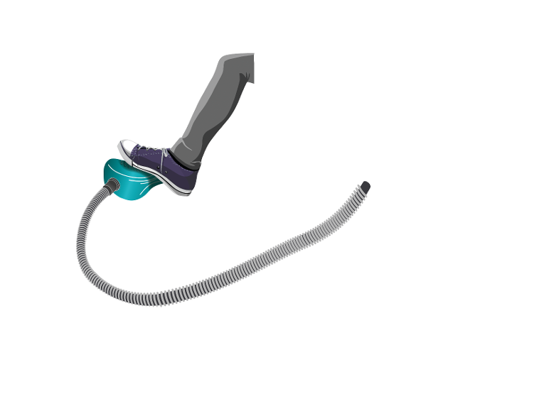 Pied actionnant un appareil avec un tuyau flexible.