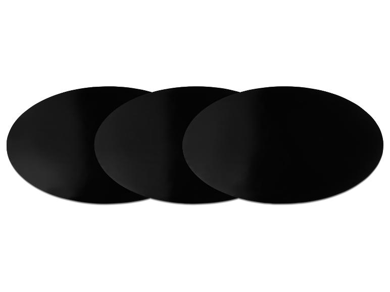 Trois disques circulaires noirs, peut-être pour la cuisine ou le service, disposés horizontalement