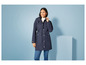 Une femme porte un imperméable bleu marine à capuche.