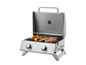 Un barbecue à gaz avec steak grillé et brochettes