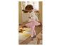 Une petite fille porte un legging rose et une jupe en tulle avec des étoiles.