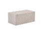Un bloc rectangulaire de marbre beige avec des veines blanches, sur fond blanc.