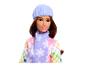 Poupée Barbie en tenue d'hiver avec bonnet et écharpe.