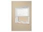 Fenêtre avec store plissé blanc et rebord de fenêtre en bois clair sur un mur beige.