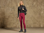 Une femme portant un legging rouge et un pull noir.