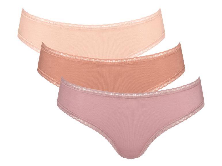 Trois paires de culottes roses avec de la dentelle.