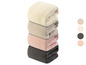 Une pile de quatre couvertures pliées dans différentes couleurs, dont crème, rose et gris.
