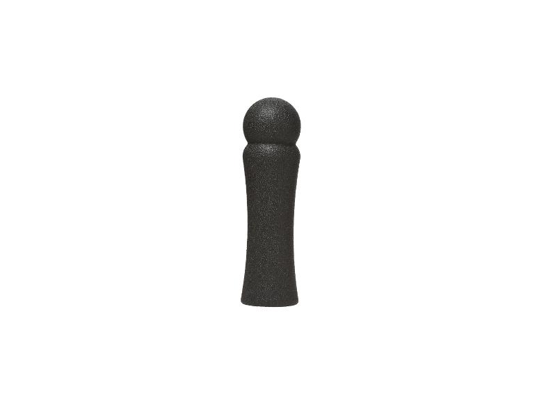 Une balle de massage noire avec une surface noueuse.