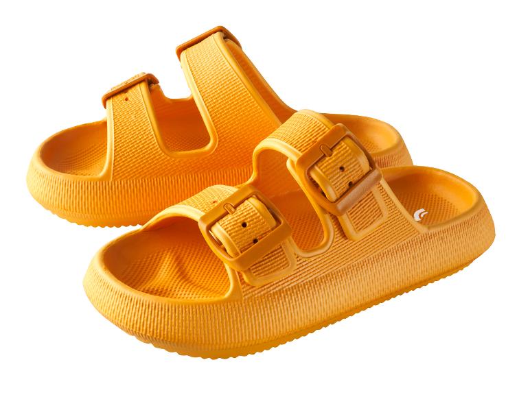 Une paire de sandales en caoutchouc jaunes.