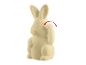 Une figurine de lapin blanche avec un trou dans l'oreille.