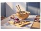 Bol en bambou SILVERCREST® avec salade, plateau de fromages et pain sur une table.