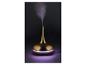 Diffuseur d'arômes doré avec lumière violette et vapeur, sur fond sombre