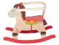 Un cheval à bascule en bois avec une selle rouge.
