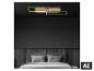 Plafonnier moderne avec éléments en bois et éclairage LED dans une chambre sombre.