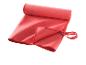 Serviette de sport Crivit rouge, microfibre, compacte.
