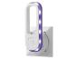 Veilleuse LED blanche avec lumière violette, branchée sur une prise.