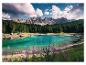 Un lac de montagne turquoise avec une forêt et des montagnes en arrière-plan