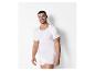 Un homme portant un t-shirt blanc à manches courtes et des sous-vêtements blancs.