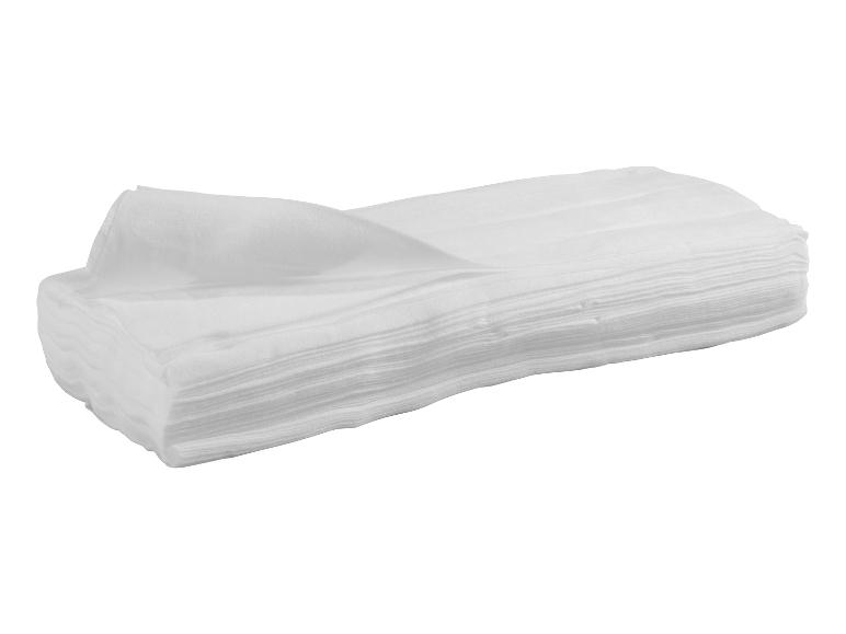 Pile de lingettes blanches et douces ou de serviettes jetables.