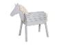 Cheval jouet en bois gris clair avec crinière et queue en corde