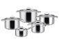 Ensemble de cinq casseroles et poêles brillantes en acier inoxydable avec couvercles.