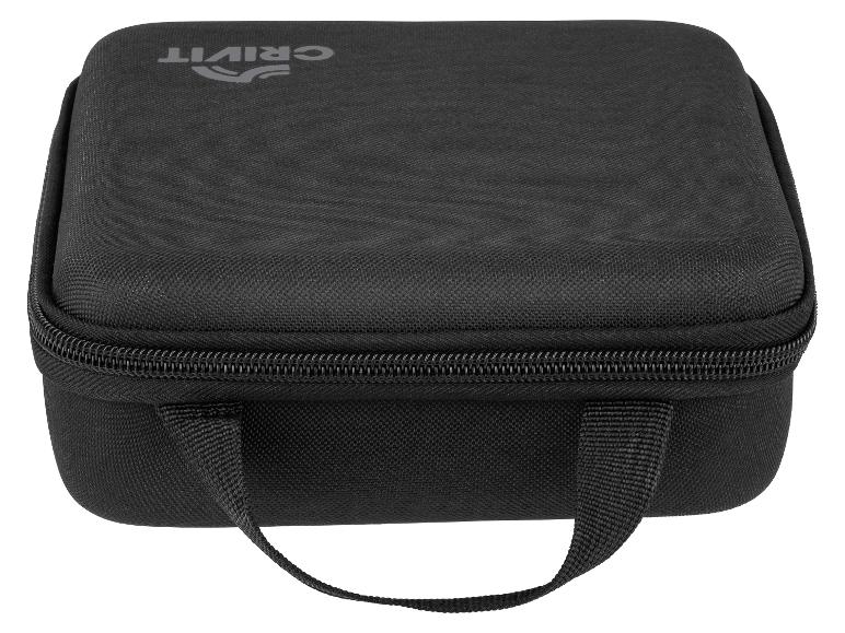 Sac rectangulaire noir zippé avec une poignée et un logo sur le dessus.