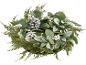 Couronne d'hiver avec pommes de pin givrées, baies blanches et feuillage vert sur fond noir.