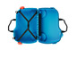 Une valise bleue ouverte avec des sangles.