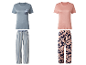 Deux pyjamas pour femmes : un bleu à rayures et un rose à fleurs.