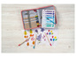 Crayons, pinceaux et coloriages avec des fruits, des fleurs et des ballons.