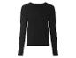 Un pull noir à manches longues.