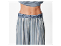 Pyjama rayé bleu et blanc avec ceinture en soie.